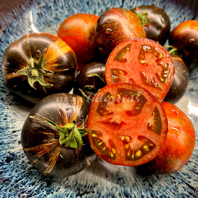 Ein Blick auf die faszinierende Blue Zebra Tomate: Ihre lebendige Zeichnung verleiht jedem Gericht eine besondere Note.