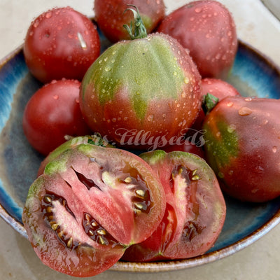 Aufgeschnittene Cuore Antico di Ravenna Tomaten – Saftige, purpurrote Früchte mit fleischigem Fruchtfleisch, perfekt für Salate oder Saucen.